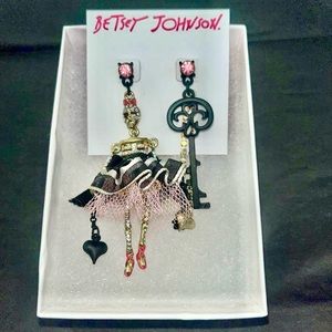 SOLD 🎀 BETSEY JOHNSON EARRINGS